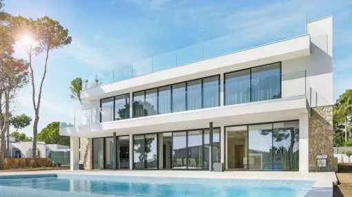 Contemporary style villa with partial sea views in Sol de Mallorca