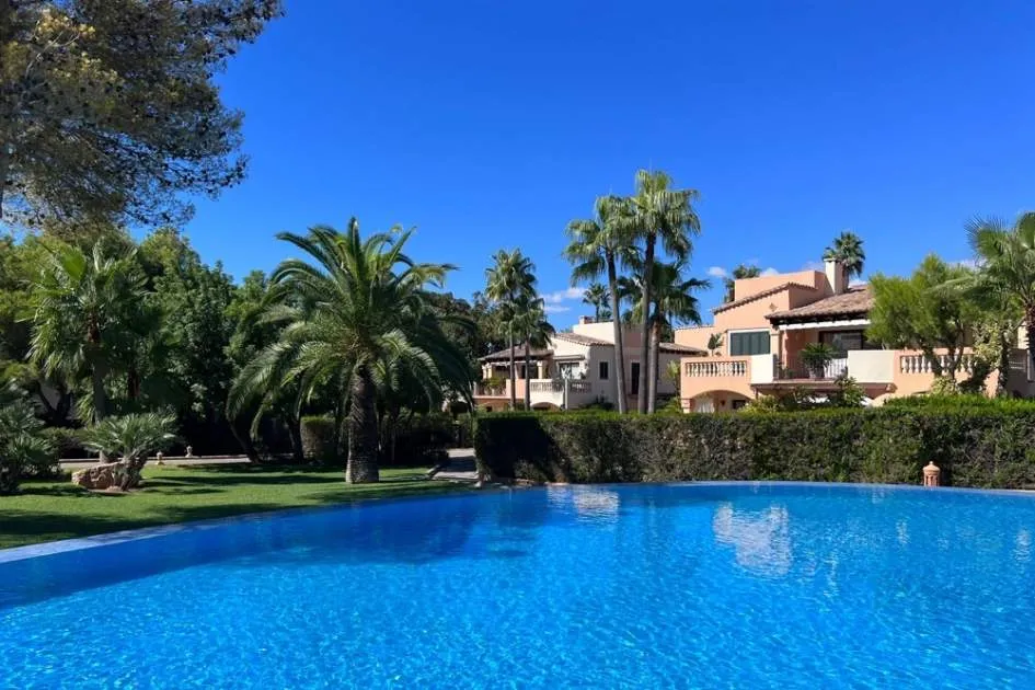 Apartment in exclusive community on the first line of the golf course in Santa Ponsa