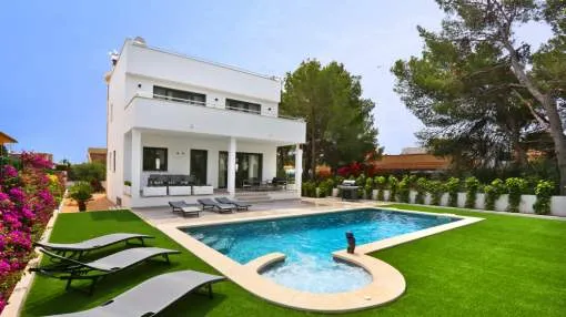 Contemporary-style villa near Port Adriano Contemporary-style villa near Port Adriano
