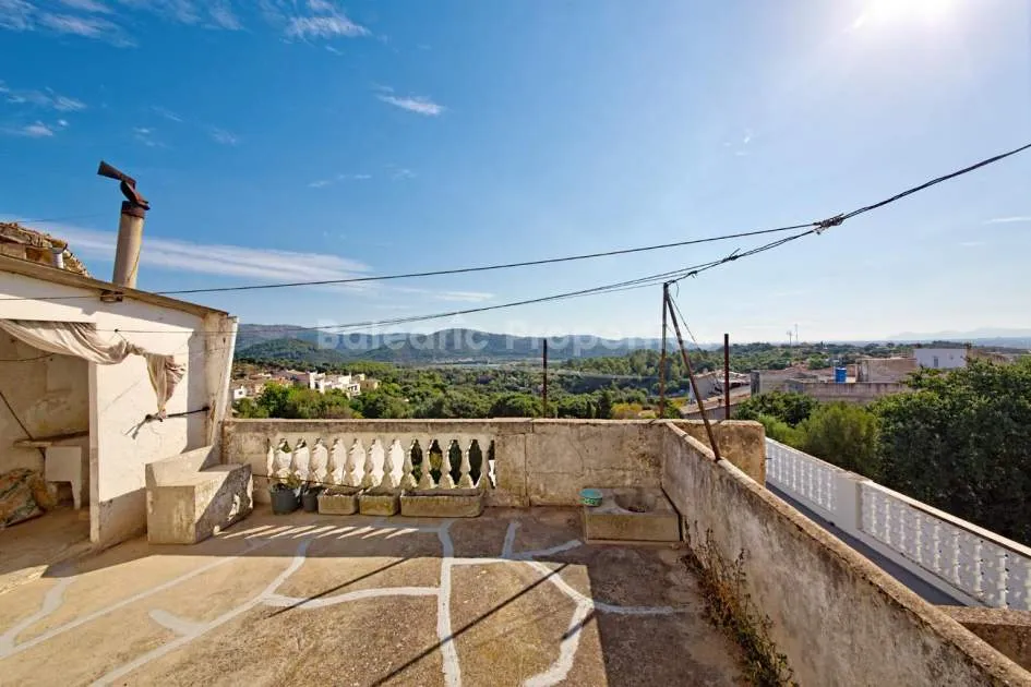 Huge townhouse with excellent prospects for sale in the centre of Campanet, Mallorca