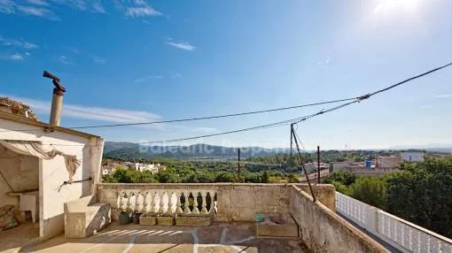 Huge townhouse with excellent prospects for sale in the centre of Campanet, Mallorca