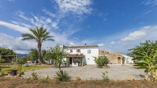 Rustic finca with a generous plot for sale near Pollensa, Mallorca