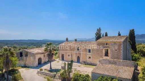 Impressive old manor house to reform for sale in the countryside near Llubí, Mallorca