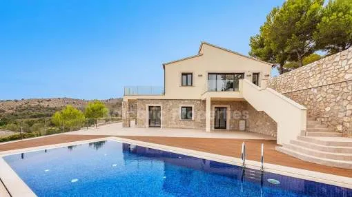 Exclusive villa with rental license for sale by the golf course in Canyamel, Mallorca