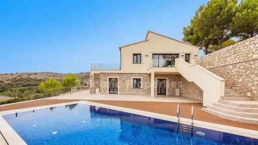 Exclusive villa with rental license for sale by the golf course in Canyamel, Mallorca Exclusive villa with rental license for sale by the golf course in Canyamel, Mallorca