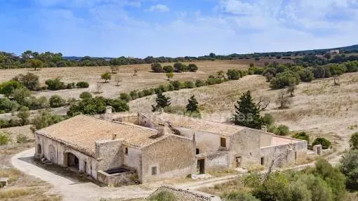 Historic country estate for sale on a huge plot in Algaida, Mallorca Historic country estate for sale on a huge plot in Algaida, Mallorca