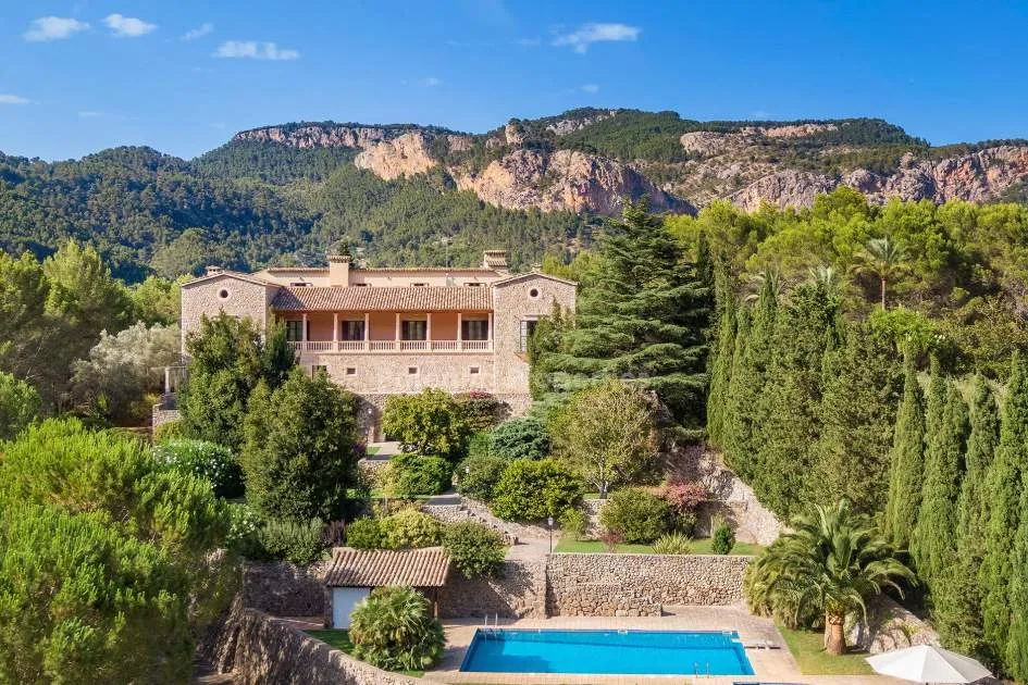 Magnificent country estate for sale on a huge plot in Puigpunyent, Mallorca