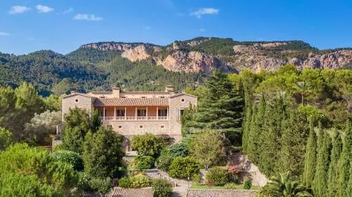 Magnificent country estate for sale on a huge plot in Puigpunyent, Mallorca