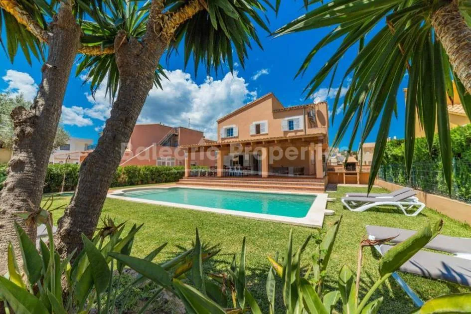 Villa near the sea with holiday rental license for sale in Alcudia, Mallorca