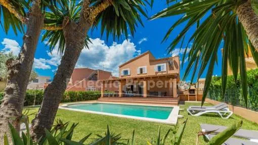 Villa near the sea with holiday rental license for sale in Alcudia, Mallorca