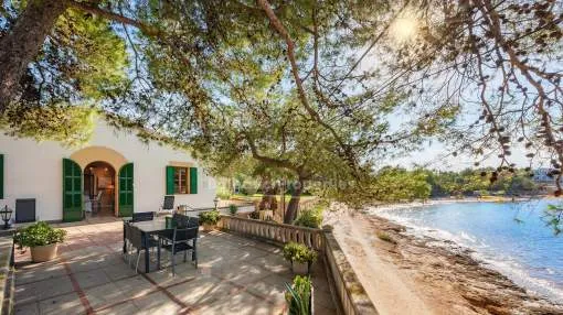 Incredible frontline villa with holiday license for sale in Manresa, Alcudia Incredible frontline villa with holiday license for sale in Manresa, Alcudia