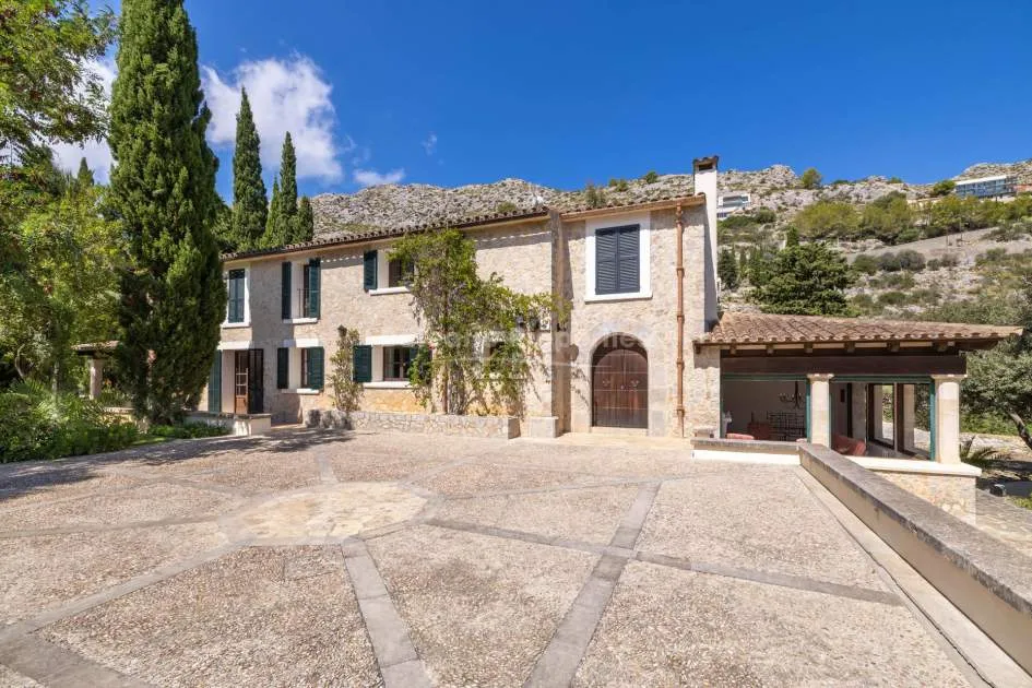 Extraordinary country home with tennis court for sale in Pollensa, Mallorca