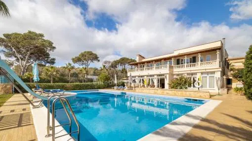 Beautiful villa with tennis court for sale near the beach in Cala Millor, Mallorca
