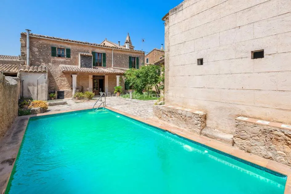 Traditional village house with pool for sale in the centre of Biniali, Mallorca