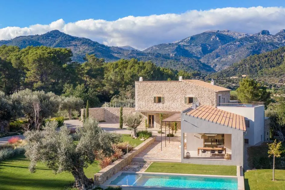Luxurious country villa for sale with panoramic views in Selva, Mallorca