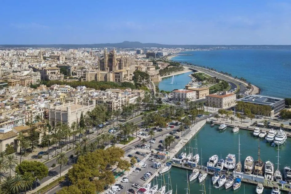 Seaview apartment for sale in prestigious area in Palma, Mallorca