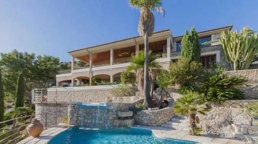 Superb offer: Luxury sea view villa with rental license for sale in Puerto Pollensa, Mallorca Superb offer: Luxury sea view villa with rental license for sale in Puerto Pollensa, Mallorca