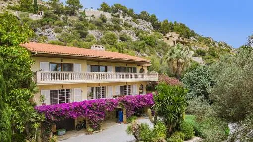 Delightful villa with 2 guest houses and rental licence for sale in Puerto Pollensa, Mallorca