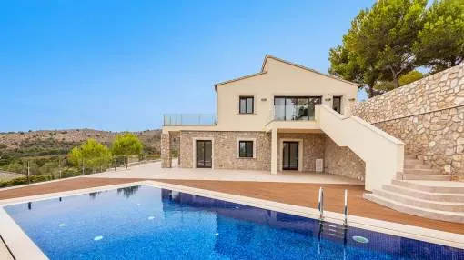 Exclusive villa with rental license for sale by the golf course in Canyamel, Mallorca