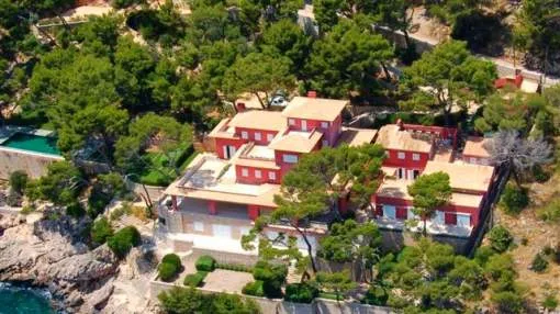 Impressive water front villa in exclusive Formentor with private access to the sea and excellent accommodation. Impressive water front villa in exclusive Formentor with private access to the sea and excellent accommodation.