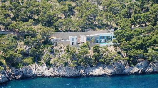 High quality contemporary villa located in a seafront position at the Bay of Formentor, Mallorca North. 