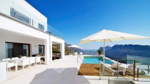 Elegant, modern villa with rental license for sale in Pollensa, Mallorca Elegant, modern villa with rental license for sale in Pollensa, Mallorca