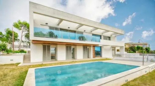 Modern villa with large garden for sale in Cala Vinyes, Mallorca Modern villa with large garden for sale in Cala Vinyes, Mallorca
