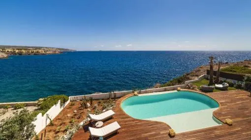 Exclusive frontline villa for sale in Santa Ponsa, Mallorca Exclusive frontline villa for sale in Santa Ponsa, Mallorca