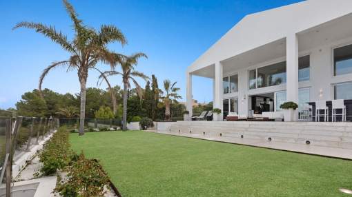 Fabulous beachfront villa for sale in Alcudia, Mallorca Fabulous beachfront villa for sale in Alcudia, Mallorca