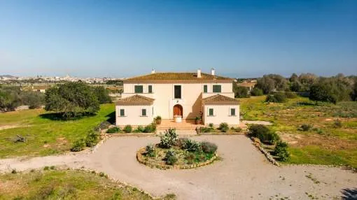 Rustic finca for sale on a large plot with private pool in Santanyí, Mallorca