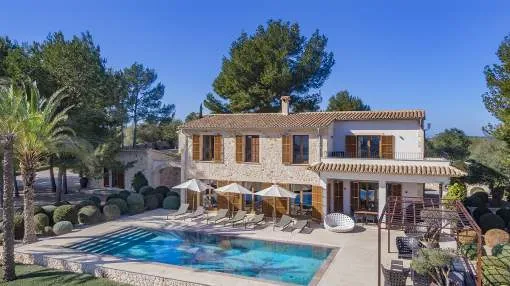 Country oasis with holiday license and tennis court for sale in Porreres, Mallorca