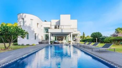 Modern family villa for sale with large garden in Sol de Mallorca