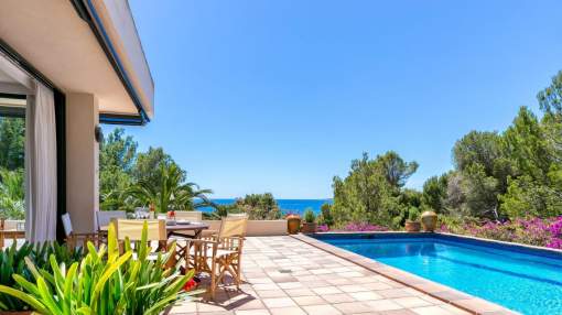 Beachfront villa for 8 people with pool and sea views Beachfront villa for 8 people with pool and sea views