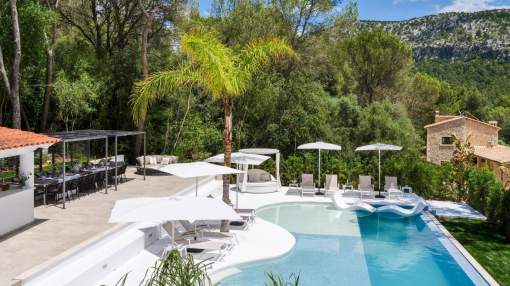 Luxurious villa for 12 people, with cinema room, indoor and outdoor pool, billiard, table tennis Luxurious villa for 12 people, with cinema room, indoor and outdoor pool, billiard, table tennis