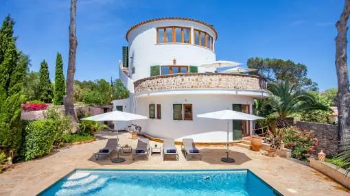 Villa Redonda » Remarkable villa with round construction in calm environment with swimming pool