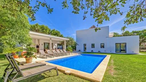 Modern Villa with Pool, Garden, Terrace, Air Conditioning and Wi-Fi