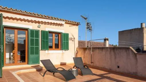 Cosy Holiday Apartment with Wi-Fi, Air Conditioning and Terrace