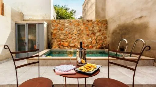 Rustic yet Modern Home with Pool, Terrace, Wi-Fi and Air Conditioning Rustic yet Modern Home with Pool, Terrace, Wi-Fi and Air Conditioning
