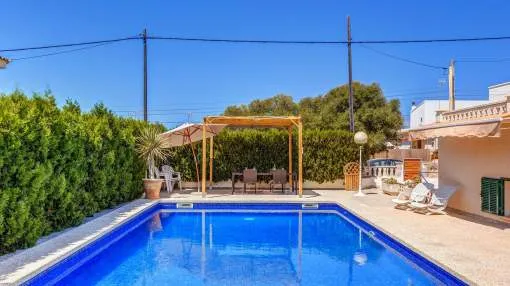 Cosy Holiday Home with Pool, Wi-Fi and Patio; Pets Allowed; Parking Available Cosy Holiday Home with Pool, Wi-Fi and Patio; Pets Allowed; Parking Available