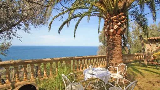 Beautiful Holiday Apartment with Sea Views, Garden and Patio; Parking Available