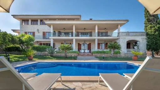 Beautiful Villa with Pool, Wi-Fi, Garden and Terrace; Parking Available