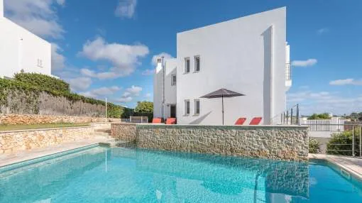Holiday Home Vistaport with Wi-Fi, Garden, Terrace & Pool; Street Parking Available Holiday Home Vistaport with Wi-Fi, Garden, Terrace & Pool; Street Parking Available