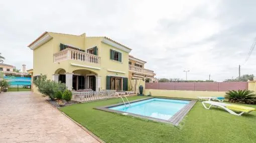 Beautiful Villa Las with Pool, Air Conditioning, Garden & Wi-Fi; Parking Available