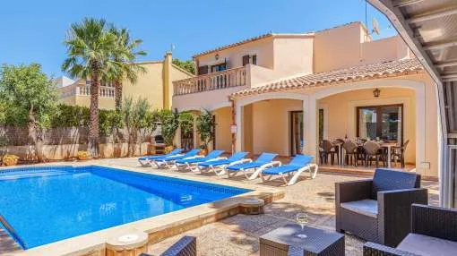 Vacation Home Villa Karen with Sea View, Pool & Wi-Fi Vacation Home Villa Karen with Sea View, Pool & Wi-Fi