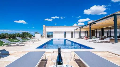 Luxurious Holiday Home “Pura Vida” with Terrace, Pool & Wi-Fi; Parking Availble, Pets Allowed Under Request Luxurious Holiday Home “Pura Vida” with Terrace, Pool & Wi-Fi; Parking Availble, Pets Allowed Under Request