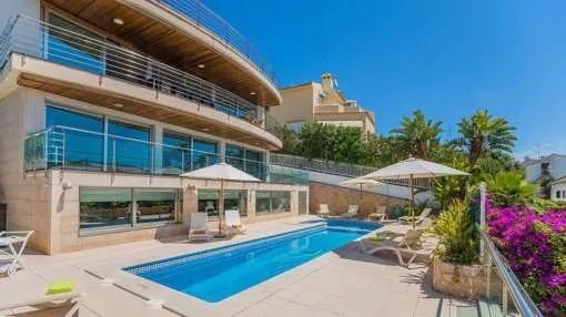 Luxury holiday villa for 10 people with pool, spa & seaview