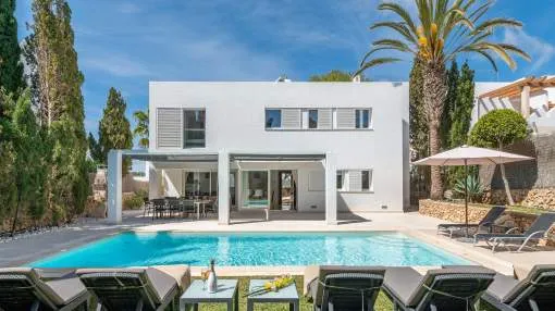 This modern contemporary Villa stands in its own gated grounds in a quiet area. This modern contemporary Villa stands in its own gated grounds in a quiet area.