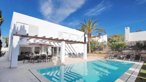 This modern contemporary Villa stands in its own gated grounds in a quiet area. This modern contemporary Villa stands in its own gated grounds in a quiet area.
