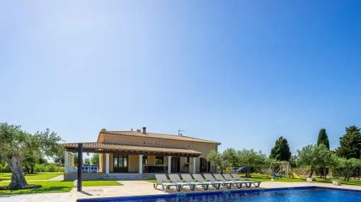 Beautiful villa with pool in Buger
