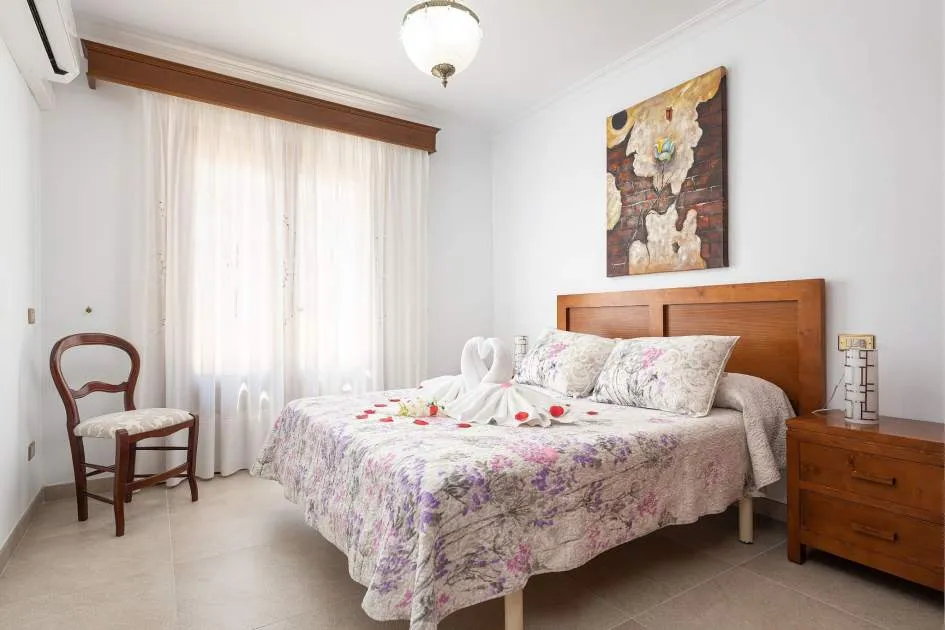 Holiday Home 'Villa Roses' close to the Beach with Garden & Wi-Fi